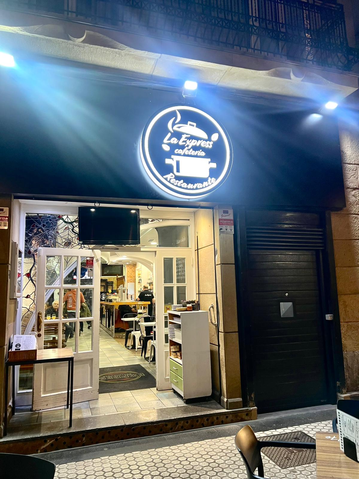 Rótulo La Express Cafetería — neón circular instalado por Yoka Rótulos